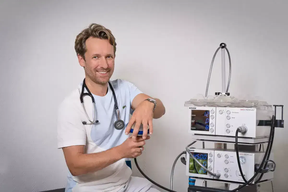 ESWT München – Dosissteuerung: Druck, Frequenz & Impulse, patientengeführt