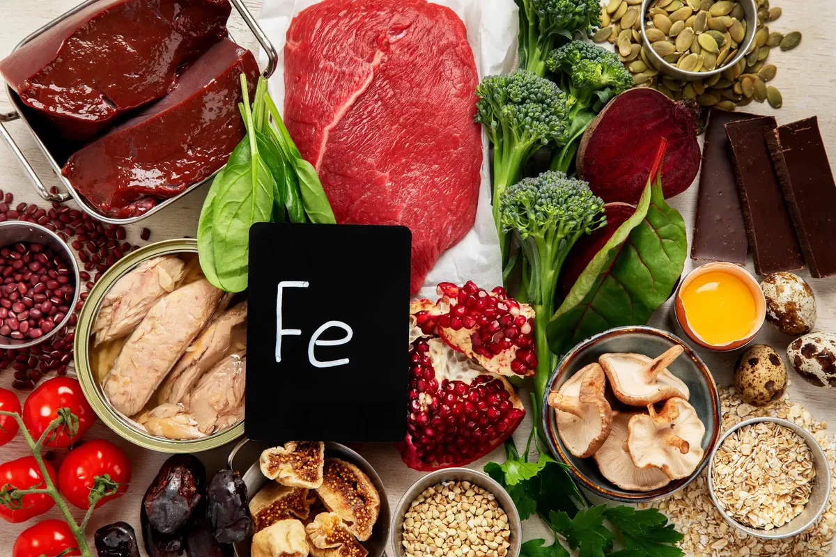 Eisenhaltige Lebensmittel und Vorbereitung auf eine Eiseninfusion vor einer OP