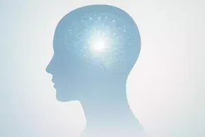 Silhouette mit leuchtendem Gehirn, Modafinil, Low Dose, Hausarztpraxis am Romanplatz